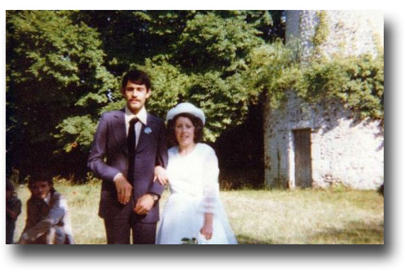 Août 1978, trois ans avant qu'il ne se volatilise, Hervé Favre au bras de sa cousine Colette, le jour de son mariage.
