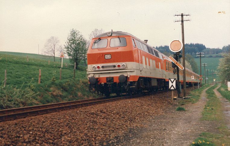 Die Diesellok der DB Baureihe 218 in CityBahnLackierung